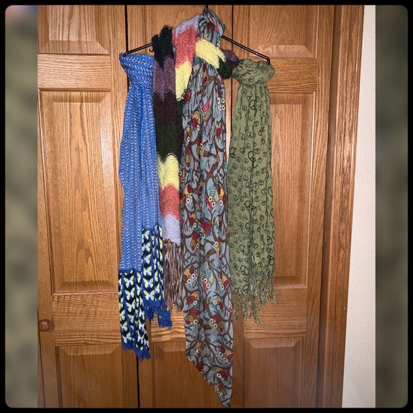 Bundle of four scarves - Picture 4 of 10